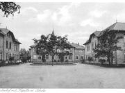 Schulgebäude mit Kapelle und Glockenturm auf dem Knabenhof aus Richtung Kastanienallee und Mädchenhof