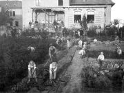 um 1931, Wirtschaftsgarten vor dem Haupteingang am Knabenhof, Diakonenhaus Moritzburg